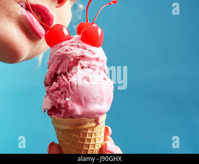 Pink ice cream cone Banque D'Images