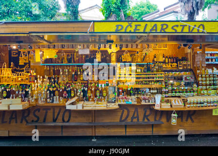 Des boissons locales, huile d'olive, truffes, miel et autres produits, marché, Narodni trg, Poljana Mate Balote, Pula, Istrie, Croatie Banque D'Images
