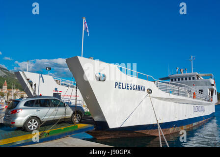 Voiture, l'embarquement Jadrolinija ferry pour l'île de Brac, port, Makarska, Dalmatie, Croatie Banque D'Images