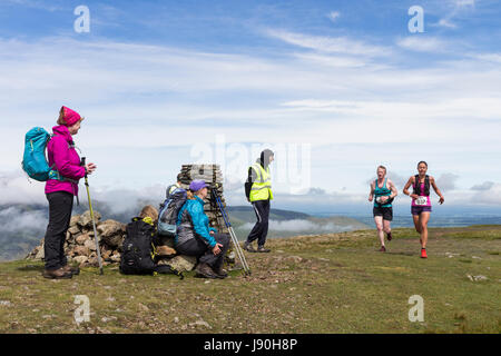 Les promeneurs sur le sommet de Clough Head en regardant les coureurs prenant part à l'Helvellyn et le Dodds a diminué la race, Lake District, Cumbria, Royaume-Uni. Banque D'Images