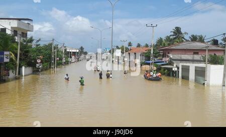 Colombo. 30 mai, 2017. Photo prise le 30 mai 2017 montre une région touchée par les inondations dans le district de Matara, Hitthatiya de Sri Lanka. Le nombre de décès signalés dans les inondations et glissements de terrain a augmenté à 193, alors que 94 personnes sont portées disparues, le Centre de gestion des catastrophes (DMC) a déclaré mardi. Credit : Gayan Sameera/Xinhua/Alamy Live News Banque D'Images