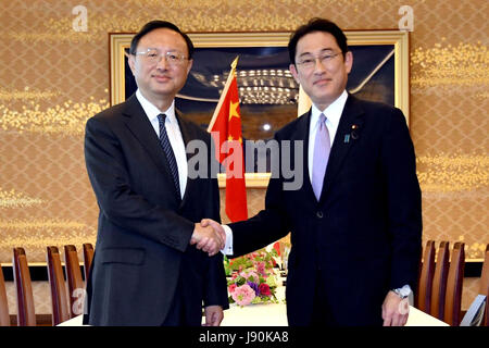 Tokyo, Japon. 30 mai, 2017. Le Conseiller d'Etat chinois Yang Jiechi (L) rencontre avec le Ministre japonais des affaires étrangères Fumio Kishida à Tokyo, Japon, le 30 mai 2017. Credit : piste Ye/Xinhua/Alamy Live News Banque D'Images