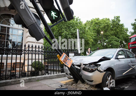 Londres, Royaume-Uni. 30 mai, 2017. Une voiture Mazda qui a quitté la route et a frappé un feu de circulation dans la région de Harley Street. Les services d'urgence ont été présents. Credit : Mark Kerrison/Alamy Live News Banque D'Images