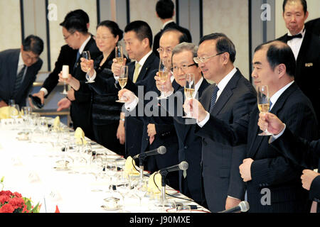 Tokyo, Japon. 30 mai, 2017. Le Conseiller d'Etat chinois Yang Jiechi (2e R, à l'avant) lève son verre pour porter un toast lors de sa rencontre avec les groupes d'amitié Japon-chine dans Tokyo, Japon, le 30 mai 2017. Le Conseiller d'Etat chinois Yang Jiechi a rencontré des représentants de la Fédération ainsi que sept groupes d'amitié Japon-chine ici mardi. Credit : Hua Yi/Xinhua/Alamy Live News Banque D'Images