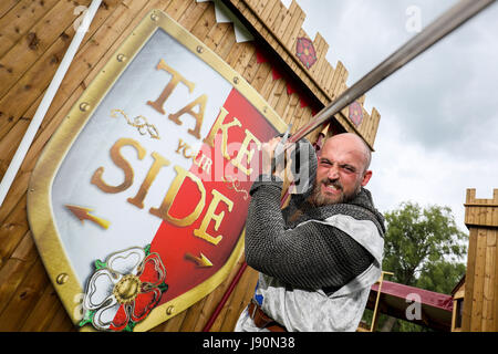 Warwick, Royaume-Uni. 30 mai, 2017. Une bataille épique, c'est 1455 et la Maison de Lancastre détient le trône anglais. La couronne de roi Henry VI est contesté par la maison d'York. Les maisons rivales clash dans la bataille et la guerre sanglante qui a suivi est à durer plus de 30 ans… L'un des premiers à découvrir l'histoire de la guerre des Deux-Roses comme il se déploie devant vous lors d'un nouveau live show d'action au château de Warwick. Montrant ce petites vacances de Mai 27 mai - 4 juin. Credit : Shaun Fellows /Alamy Live News Banque D'Images