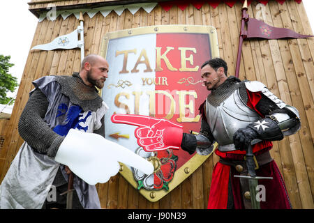 Warwick, Royaume-Uni. 30 mai, 2017. Une bataille épique, c'est 1455 et la Maison de Lancastre détient le trône anglais. La couronne de roi Henry VI est contesté par la maison d'York. Les maisons rivales clash dans la bataille et la guerre sanglante qui a suivi est à durer plus de 30 ans… L'un des premiers à découvrir l'histoire de la guerre des Deux-Roses comme il se déploie devant vous lors d'un nouveau live show d'action au château de Warwick. Montrant ce petites vacances de Mai 27 mai - 4 juin. Credit : Shaun Fellows /Alamy Live News Banque D'Images