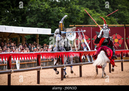 Warwick, Royaume-Uni. 30 mai, 2017. Une bataille épique, c'est 1455 et la Maison de Lancastre détient le trône anglais. La couronne de roi Henry VI est contesté par la maison d'York. Les maisons rivales clash dans la bataille et la guerre sanglante qui a suivi est à durer plus de 30 ans… L'un des premiers à découvrir l'histoire de la guerre des Deux-Roses comme il se déploie devant vous lors d'un nouveau live show d'action au château de Warwick. Montrant ce petites vacances de Mai 27 mai - 4 juin. Credit : Shaun Fellows /Alamy Live News Banque D'Images