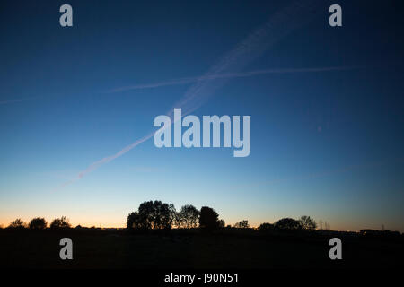 Halifax, Royaume-Uni. 30 mai, 2017. Un baiser dans le ciel après le coucher du soleil mardi soir près de Halifax, West Yorkshire, Royaume-Uni. Credit : Moulin Images/Alamy Live News Banque D'Images