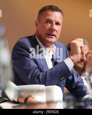 Congrès et salon ANGA COM et Medienforum, Cologne, Allemagne, 30 mai 2017 : Niek Jan van Damme (Deutsche Telekom, L) avec Christoph Vilanek, chef de Freenet AG. Credit : Juergen Schwarz/Alamy Live News Banque D'Images