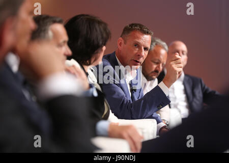 Congrès et salon ANGA COM et Medienforum, Cologne, Allemagne, 30 mai 2017 : Niek Jan van Damme (C, Deutsche Telekom) les gestes. Credit : Juergen Schwarz/Alamy Live News Banque D'Images