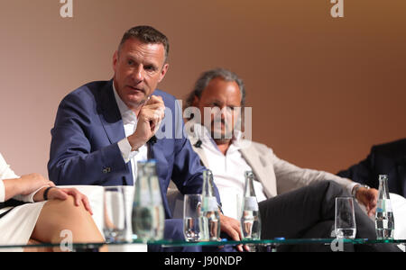 Congrès et salon ANGA COM et Medienforum, Cologne, Allemagne, 30 mai 2017 : Niek Jan van Damme (Deutsche Telekom, L) avec Christoph Vilanek, chef de Freenet AG. Credit : Juergen Schwarz/Alamy Live News Banque D'Images