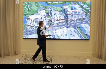 Boca Raton, Floride, USA. 30 mai, 2017. Harlan Goldberg, Via Mizner directeur des ventes, parle de la toilette disponible à Mandarin Oriental résidences. Le Mandarin Oriental est un quartier résidentiel de planification/complexe de l'hôtel au coeur du centre-ville de Boca Raton. Ses 3,5 millions de galerie des ventes est ouvert aux affaires à Boca Raton, Floride le 30 mai 2017. Credit : Allen Eyestone/Le Palm Beach Post/ZUMA/Alamy Fil Live News Banque D'Images