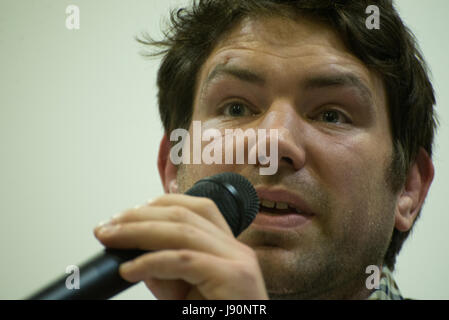 Manchester, UK. 30 mai, 2017. David Hopkins, parlementaire indépendant candidat pour la circonscription de Manchester Gorton, parle à un événement de campagne électorale pour la circonscription de Manchester Gorton à Manchester, Royaume-Uni, le mardi, 30 mai, 2017. Les gens ont eu la possibilité de demander aux candidats des questions sur diverses questions et politiques avant l'élection générale du Royaume-Uni qui se tiendra le jeudi 8 juin 2017. Credit : Jonathan Nicholson/Alamy Live News Banque D'Images
