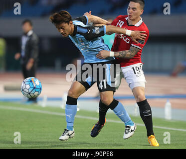 Kawasaki, Japon. 30 mai, 2017. Le Japon Kawasaki Frontale Akihiro Ienaga (L) combat la balle contre la Thaïlande est Muangthong United Tristan n au cours de l'AFC Champions League round 16 match à la Todoroki stadium dans la banlieue de Tokyo, Kawasaki le mardi 30 mai, 2017. Kawasaki a battu 4-1 Muangthong. Credit : Yoshio Tsunoda/AFLO/Alamy Live News Banque D'Images