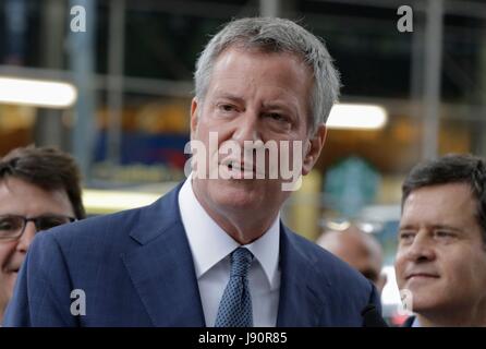 East 42nd Street, New York, USA, 30 mai 2017 - Maire de la ville de New York, Bill De Blasio dévoile le nom de la 42e rue à Jimmy Breslin Way en l'honneur de son héritage raconter des histoires du quotidien New-yorkais aujourd'hui sur la 42e Rue à New York City. Photo : Luiz Rampelotto/EuropaNewswire dans le monde d'utilisation | Banque D'Images