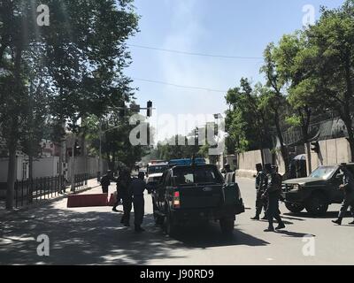 Kaboul, Afghanistan. 31 mai, 2017. Les policiers sont vu près de l'explosion site dans Kaboul, Afghanistan, le 31 mai 2017. Un puissant à la voiture piégée a secoué un quartier diplomatique dans la partie centrale de la capitale de l'Afghanistan de Kaboul le mercredi matin, laissant victimes et les dommages causés, les sources et selon des témoins. Source : Xinhua/Alamy Live News Banque D'Images