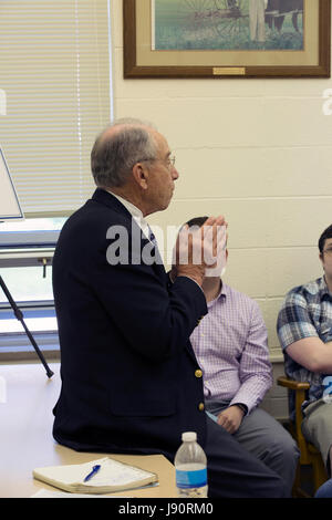 Guthrie City, Iowa, États-Unis, 30 mai 2017. Le sénateur de l'Iowa et Président du Comité judiciaire du Sénat américain Charles Grassley parle d'électeurs à un hôtel de ville. Credit : Cynthia Hanevy/Alamy Live News Banque D'Images