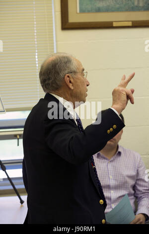 Guthrie City, Iowa, États-Unis, 30 mai 2017. Le sénateur de l'Iowa et Président du Comité judiciaire du Sénat américain Charles Grassley parle d'électeurs à un hôtel de ville. Credit : Cynthia Hanevy/Alamy Live News Banque D'Images