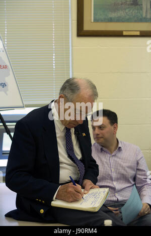 Guthrie City, Iowa, États-Unis, 30 mai 2017. Le sénateur de l'Iowa et Président du Comité judiciaire du Sénat américain Charles Grassley parle d'électeurs à un hôtel de ville. Credit : Cynthia Hanevy/Alamy Live News Banque D'Images