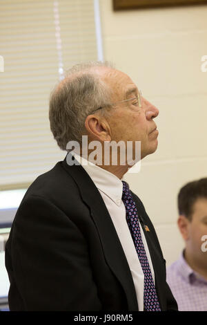 Guthrie City, Iowa, États-Unis, 30 mai 2017. Le sénateur de l'Iowa et Président du Comité judiciaire du Sénat américain Charles Grassley parle d'électeurs à un hôtel de ville. Credit : Cynthia Hanevy/Alamy Live News Banque D'Images