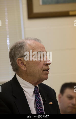 Guthrie City, Iowa, États-Unis, 30 mai 2017. Le sénateur de l'Iowa et Président du Comité judiciaire du Sénat américain Charles Grassley parle d'électeurs à un hôtel de ville. Credit : Cynthia Hanevy/Alamy Live News Banque D'Images