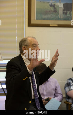 Guthrie City, Iowa, États-Unis, 30 mai 2017. Le sénateur de l'Iowa et Président du Comité judiciaire du Sénat américain Charles Grassley parle d'électeurs à un hôtel de ville. Credit : Cynthia Hanevy/Alamy Live News Banque D'Images