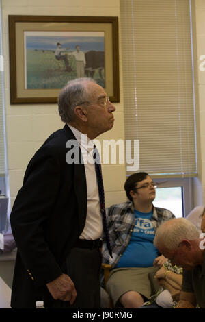 Guthrie City, Iowa, États-Unis, 30 mai 2017. Le sénateur de l'Iowa et Président du Comité judiciaire du Sénat américain Charles Grassley parle d'électeurs à un hôtel de ville. Credit : Cynthia Hanevy/Alamy Live News Banque D'Images