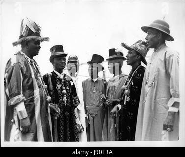 10 févr. 02, 1956 - Royal Tour du Nigéria. Styles variés Hat d'accueillir la Reine : Photo montre qu'il y avait de nombreux styles chapeau porté par les chefs qui se sont réunis à Port Harcourt, Nigéria, pour saluer Sa Majesté la Reine et le duc d'Édimbourg au cours de leur tournée. (Crédit Image : © Keystone Press Agency/Keystone USA par ZUMAPRESS.com) Banque D'Images