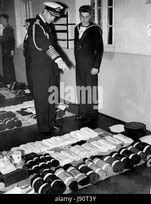 05 mai 1956, duc d'Édimbourg - base d'entraînement naval visites. inspecte délivré à un kit de recruter. : S.A.R. le duc d'Édimbourg le port de l'uniforme d'un amiral de la flotte a visité hier le H.M.S. Ganges le Royal Naval Shore Création Formation à Shotley. La photo montre le duc d'Édimbourg vue comme il inspecte le kit délivré à l'une des recrues à H.M.S. Le Gange. (Crédit Image : © Keystone Press Agency/Keystone USA par ZUMAPRESS.com) Banque D'Images