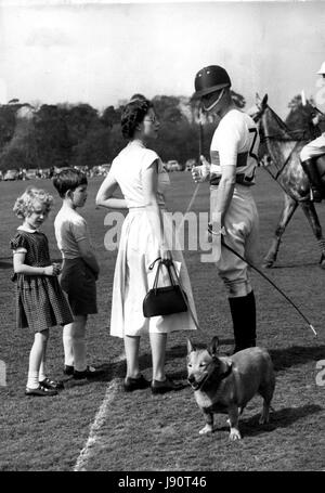 Mai 05, 1956 - Le duc d'Édimbourg joue Polo à Windsor... La Reine et les enfants royaux y assister. : le duc d'Édimbourg a joué polo le Smith's lawn à Windsor Great Park cet après-midi. La Reine  Les deux enfants royaux regardé les jeux. Photo montre la reine va au-dessus de chat au Duc entre chukkers accompagnée par le Prince Charles et la Princesse Anne. (Crédit Image : © Keystone Press Agency/Keystone USA par ZUMAPRESS.com) Banque D'Images