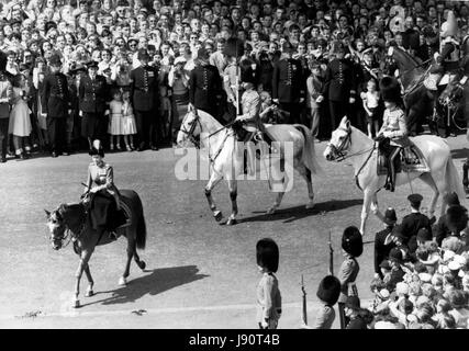 Mai 05, 1956 - La parade du cérémonie Couleur : Sa Majesté la Reine a pris aujourd'hui le saluer sur Horse Guards Parade, pendant la parade la couleur - cérémonie organisée à l'occasion de son anniversaire officiel. Photo : montre la scène comme Sa Majesté la Reine, le duc d'Édimbourg et le duc de Gloucester, arrivée sur Horse Guards Parade pour la parade cérémonie - suivi par une grande foule. Service Bippa Crédit : Appuyez sur (Image Crédit : © Keystone Press Agency/Keystone USA par ZUMAPRESS.com) Banque D'Images