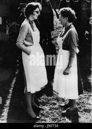 11 novembre 1956 - Les réfugiés hongrois arrivent en Suisse : quelque 200 réfugiés hongrois, principalement des familles entières avec des enfants, sont arrivés à la frontière suisse, le jeudi, où ils sont les invités de la Croix-Rouge suisse. Photo montre la Princesse Gina du Liechtenstein (à gauche), était prêt à l'aide lorsque les réfugiés sont arrivés à la frontière. (Crédit Image : © Keystone Press Agency/Keystone USA par ZUMAPRESS.com) Banque D'Images