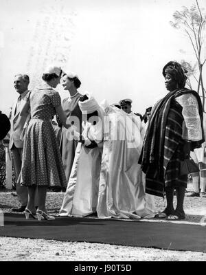 02 février 1956 - Tournée royale au Nigéria. Une robe blanche d'arcs en chef. Photo : Keystone montre une robe blanche- chef d'arcs d'accueillir Sa Majesté la Reine à son arrivée à Jos - durant la visite du nord du Nigeria. (Crédit Image : © Keystone Press Agency/Keystone USA par ZUMAPRESS.com) Banque D'Images