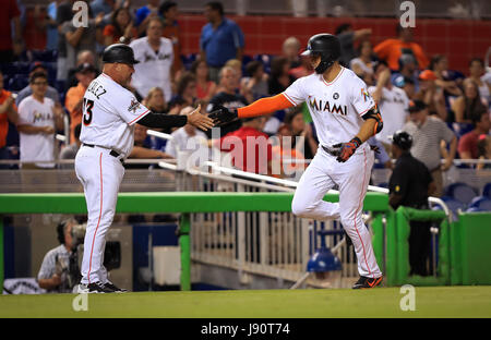 Miami, Floride, USA. 30 mai, 2017. Miami Marlins droit fielder Giancarlo Stanton (27) est accueilli par le Miami Marlins, entraîneur de troisième Fredi Gonzalez comme il court les bases après avoir frappé un deux-dans la troisième manche au cours d'un match entre la MLB Phillies de Philadelphie et les Marlins de Miami Marlins au parc, à Miami, en Floride. Les marlins a gagné 7-2. Mario Houben/CSM/Alamy Live News Banque D'Images