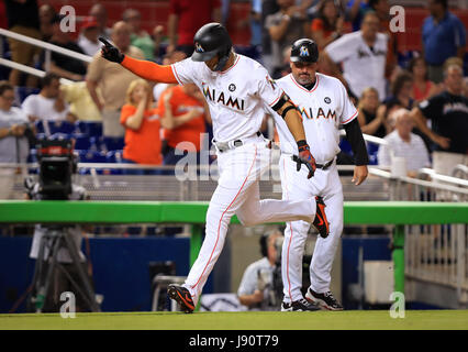 Miami, Floride, USA. 30 mai, 2017. Miami Marlins droit fielder Giancarlo Stanton (27) s'exécute à home base passé Miami Marlins, entraîneur de troisième Fredi Gonzalez après avoir frappé un deux-dans la troisième manche au cours d'un match entre la MLB Phillies de Philadelphie et les Marlins de Miami Marlins au parc, à Miami, en Floride. Les marlins a gagné 7-2. Mario Houben/CSM/Alamy Live News Banque D'Images