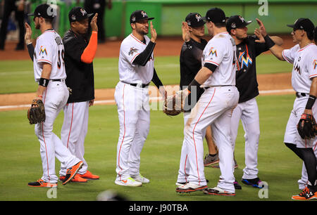 Miami, Floride, USA. 30 mai, 2017. L'équipe des Marlins de célébrer la victoire d'un match entre la MLB Phillies de Philadelphie et les Marlins de Miami Marlins au parc, à Miami, en Floride. Les marlins a gagné 7-2. Mario Houben/CSM/Alamy Live News Banque D'Images