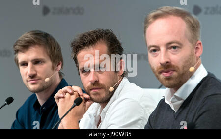 Berlin, Allemagne. 31 mai, 2017. Les membres du conseil d'Zalando David Schneider (l-r), Robert Gentz et Rubin Ritter, photographié à l'assemblée générale de l'Zalando SE dans Berlin, Allemagne, 31 mai 2017. Photo : Bernd von Jutrczenka/dpa/Alamy Live News Banque D'Images