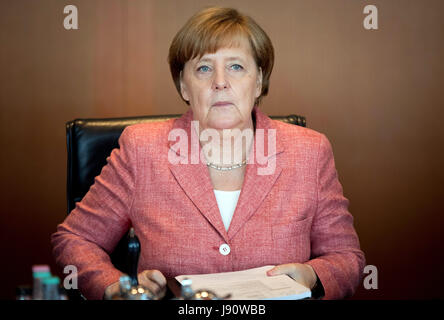 Berlin, Allemagne. 31 mai, 2017. La chancelière allemande, Angela Merkel (CDU) participe à la réunion du cabinet fédéral à la chancellerie à Berlin, Allemagne, 31 mai 2017. Photo : Kay Nietfeld/dpa/Alamy Live News Banque D'Images