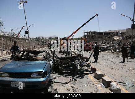 Kaboul, Afghanistan. 31 mai, 2017. Les membres des forces de sécurité afghanes inspecter le site d'une attaque à Kaboul, capitale de l'Afghanistan, le 31 mai 2017. Au moins 64 personnes ont été tuées et 320 autres blessées mercredi matin en voiture du suicide à la bombe dans un quartier diplomatique de la capitale afghane à Kaboul, le ministère de l'Intérieur a dit dans une déclaration. Source : Xinhua/Alamy Live News Banque D'Images