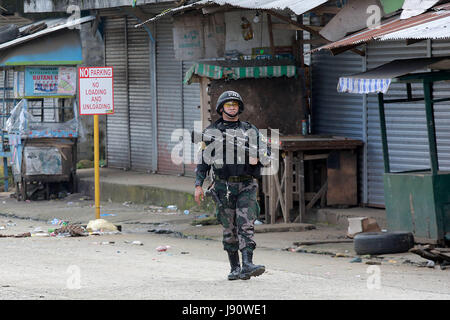 Marawi City, Philippines. 31 mai, 2017. Un membre de la Police nationale philippine de la Force d'Action spéciale garantit une zone de Marawi City, province de Lanao del Sur, Philippines, le 31 mai 2017. Plus de 100 personnes, dont des civils, ont été tués dans la semaine de combats entre les forces gouvernementales et le groupe militant Maute qui a également forcé la ville, plus de 200 000 résidents à fuir. Credit : Rouelle Umali/Xinhua/Alamy Live News Banque D'Images