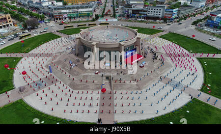 La Chine. 28 mai, 2017. Le Xinjiang, Chine-Mai 28 2017 : (usage éditorial uniquement. Chine OUT) Le Festival culturel touristique Tianshan s'ouvre dans le Tekes, nord-ouest de la Chine, la Région autonome du Xinjiang Uygur, Mai 28th, 2017. Comté de Tekes, également connu sous le nom de ville de huit Diagramme, est conçu comme une forme de crédit : bagua Asie SIPA/ZUMA/Alamy Fil Live News Banque D'Images