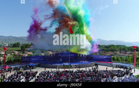 La Chine. 28 mai, 2017. Le Xinjiang, Chine-Mai 28 2017 : (usage éditorial uniquement. Chine OUT) Le Festival culturel touristique Tianshan s'ouvre dans le Tekes, nord-ouest de la Chine, la Région autonome du Xinjiang Uygur, Mai 28th, 2017. Comté de Tekes, également connu sous le nom de ville de huit Diagramme, est conçu comme une forme de crédit : bagua Asie SIPA/ZUMA/Alamy Fil Live News Banque D'Images