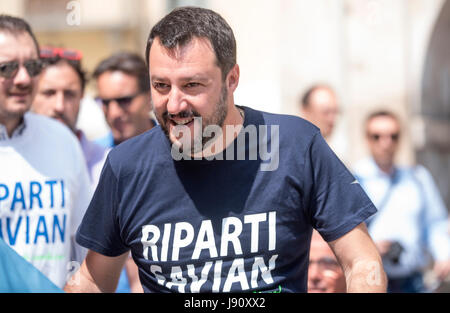 Savigliano, Italie. 31 mai 2017. La politique italien Matteo Salvini (chef de la Ligue du Nord) parle à Piazza Cesare Battisti Crédit : Alberto Gandolfo/Alamy Live News Banque D'Images