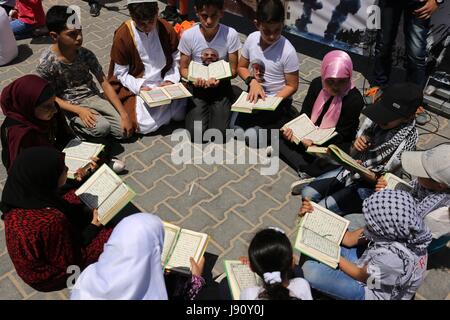 La ville de Gaza, bande de Gaza, territoire palestinien. 31 mai, 2017. Les enfants palestiniens lire exemplaires de Coran pendant un rassemblement pour marquer le 7ème anniversaire de l'incident du Mavi Marmara flottille de Gaza, au port de la ville de Gaza le 31 mai 2017. Neuf militants, huit et un Turc Turkish-American, est décédé le 31 mai 2010, lorsqu'un commando israélien fait un raid sur le Mavi Marmara, navire qui faisait partie d'une flottille qui cherchent à briser le blocus imposé à la bande de Gaza : Crédit Ashraf Amra/APA/Images/fil ZUMA Alamy Live News Banque D'Images