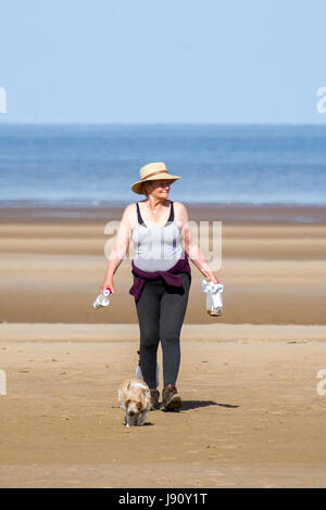 Southport, Merseyside, 31 mai 2017. Météo britannique. Seaux et pelles à la main aussi beau ciel bleu et soleil rassemble les familles sur la plage de Southport pour tirer le meilleur parti de vos enfants vacances scolaires. Météo ensoleillée avec toute la journée et des températures autour de 25 °C, il devrait être un très agréable après-midi pour ceux qui ont la chance d'être à l'extérieur. Credit : Cernan Elias/Alamy Live News Banque D'Images