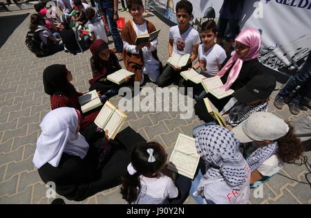 La ville de Gaza, bande de Gaza, territoire palestinien. 31 mai, 2017. Les enfants palestiniens lire exemplaires de Coran pendant un rassemblement pour marquer le 7ème anniversaire de l'incident du Mavi Marmara flottille de Gaza, au port de la ville de Gaza le 31 mai 2017. Neuf militants, huit et un Turc Turkish-American, est décédé le 31 mai 2010, lorsqu'un commando israélien fait un raid sur le Mavi Marmara, navire qui faisait partie d'une flottille qui cherchent à briser le blocus imposé à la bande de Gaza : Crédit Ashraf Amra/APA/Images/fil ZUMA Alamy Live News Banque D'Images