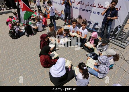 La ville de Gaza, bande de Gaza, territoire palestinien. 31 mai, 2017. Les enfants palestiniens lire exemplaires de Coran pendant un rassemblement pour marquer le 7ème anniversaire de l'incident du Mavi Marmara flottille de Gaza, au port de la ville de Gaza le 31 mai 2017. Neuf militants, huit et un Turc Turkish-American, est décédé le 31 mai 2010, lorsqu'un commando israélien fait un raid sur le Mavi Marmara, navire qui faisait partie d'une flottille qui cherchent à briser le blocus imposé à la bande de Gaza : Crédit Ashraf Amra/APA/Images/fil ZUMA Alamy Live News Banque D'Images