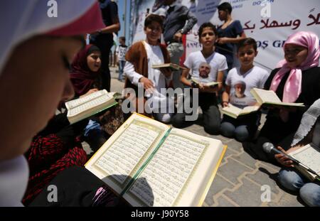 La ville de Gaza, bande de Gaza, territoire palestinien. 31 mai, 2017. Les enfants palestiniens lire exemplaires de Coran pendant un rassemblement pour marquer le 7ème anniversaire de l'incident du Mavi Marmara flottille de Gaza, au port de la ville de Gaza le 31 mai 2017. Neuf militants, huit et un Turc Turkish-American, est décédé le 31 mai 2010, lorsqu'un commando israélien fait un raid sur le Mavi Marmara, navire qui faisait partie d'une flottille qui cherchent à briser le blocus imposé à la bande de Gaza : Crédit Ashraf Amra/APA/Images/fil ZUMA Alamy Live News Banque D'Images