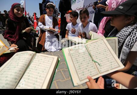 La ville de Gaza, bande de Gaza, territoire palestinien. 31 mai, 2017. Les enfants palestiniens lire exemplaires de Coran pendant un rassemblement pour marquer le 7ème anniversaire de l'incident du Mavi Marmara flottille de Gaza, au port de la ville de Gaza le 31 mai 2017. Neuf militants, huit et un Turc Turkish-American, est décédé le 31 mai 2010, lorsqu'un commando israélien fait un raid sur le Mavi Marmara, navire qui faisait partie d'une flottille qui cherchent à briser le blocus imposé à la bande de Gaza : Crédit Ashraf Amra/APA/Images/fil ZUMA Alamy Live News Banque D'Images