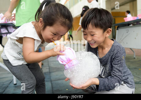 Hefei, Chine, Anhui Province. 31 mai, 2017. Les enfants jouent pendant une célébration de la prochaine Journée internationale des enfants de la ville de Hefei, Chine de l'est l'Anhui Province, le 31 mai 2017. Credit : Zhang Duan/Xinhua/Alamy Live News Banque D'Images